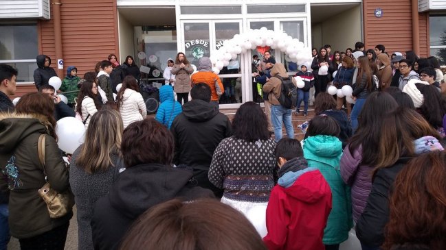 Puerto Montt: Comunidad escolar homenajeó a niña que sufría bullying y se quitó la vida