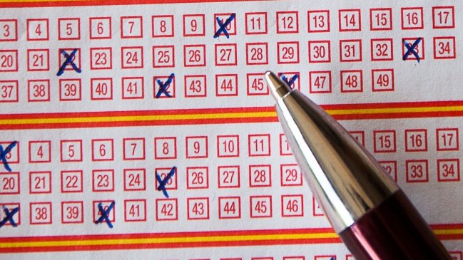 Ganó 32 mil millones de pesos después de jugar los mismos números de lotería por décadas