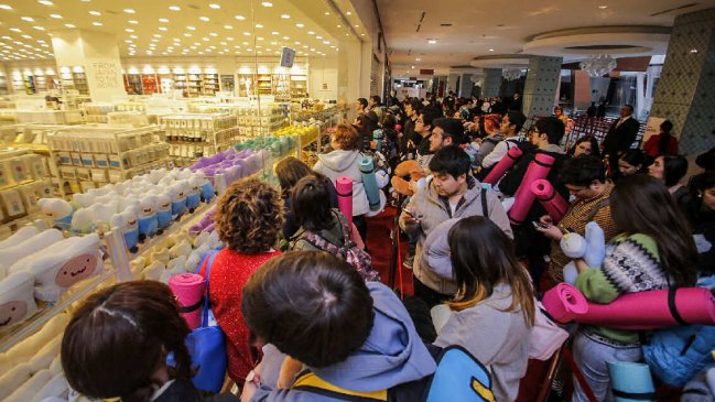Más de 200 personas esperaron la apertura de Miniso, la tienda de diseño japonés que debuta en Santiago