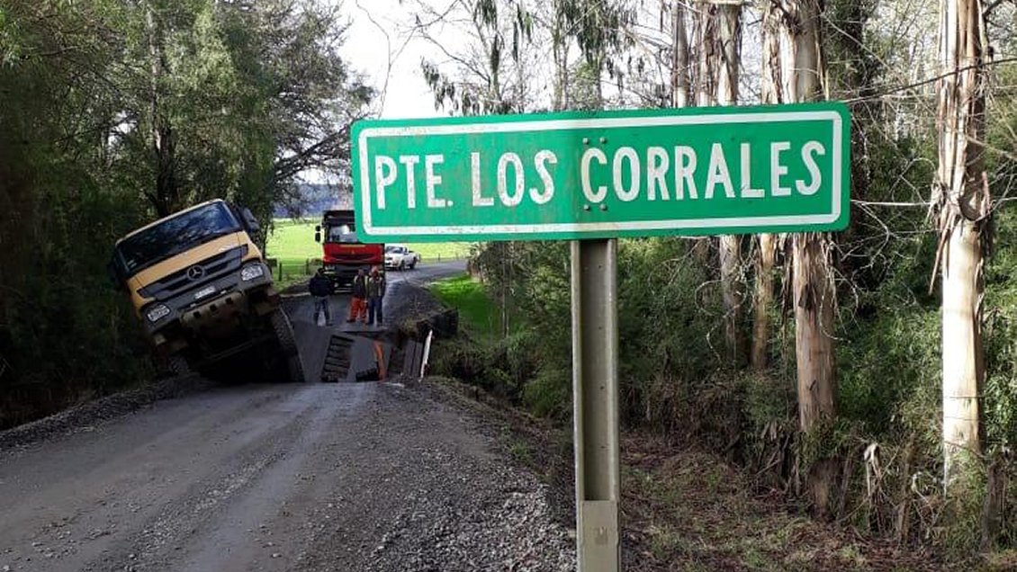 Camión con sobrepeso destruyó puente en la comuna de Purranque