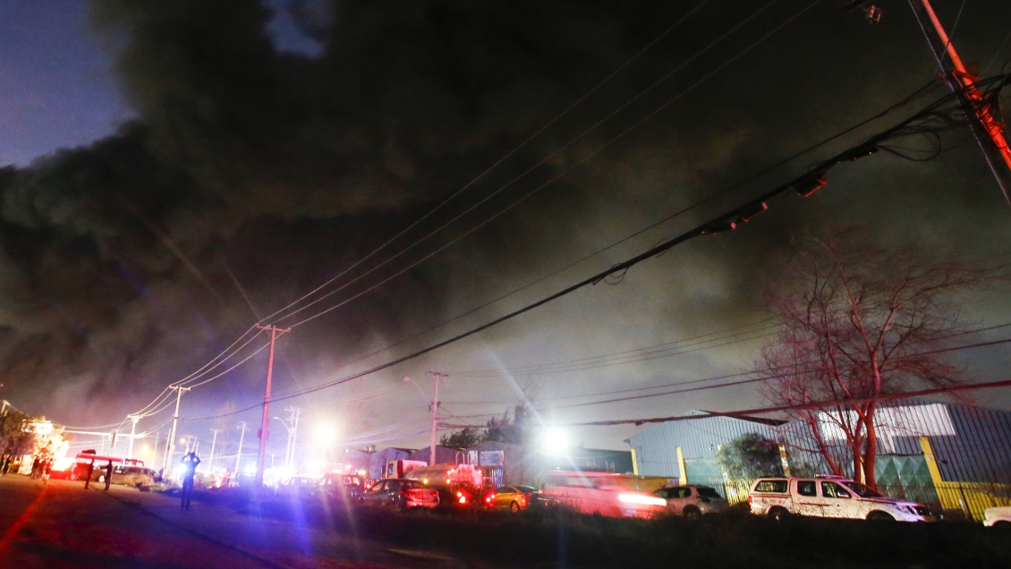 Bomberos realiza últimas labores para controlar incendio en San Bernardo