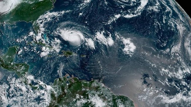 Huracán Dorian se acerca a Estados Unidos con vientos de 175 km/h