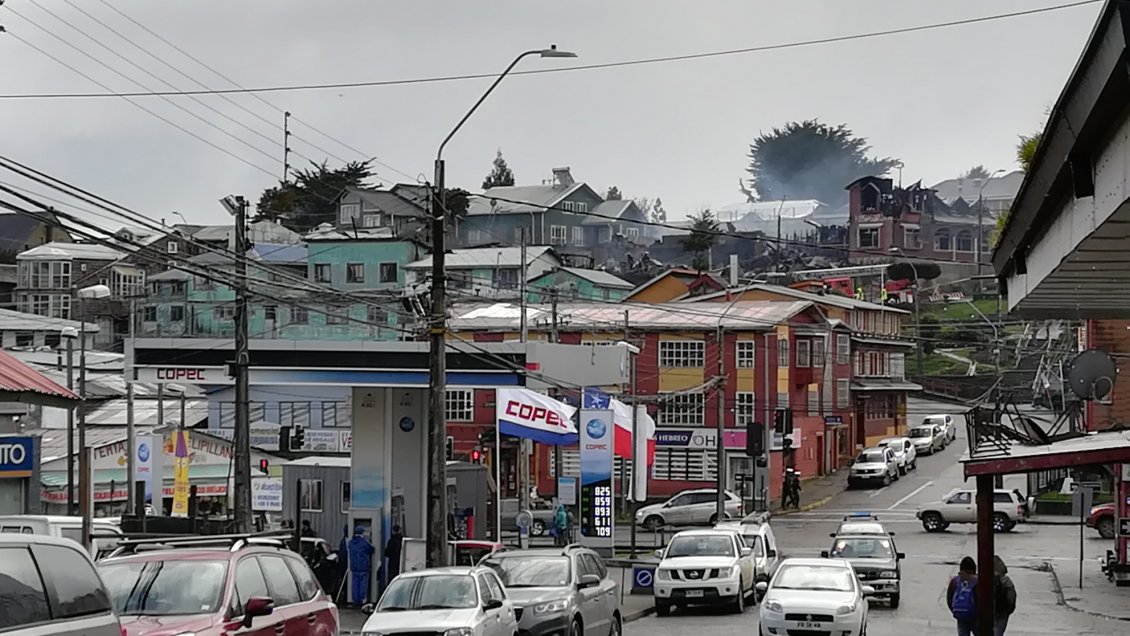 Carabineros investiga el origen del incendio que arrasó con sector patrimonial de Ancud