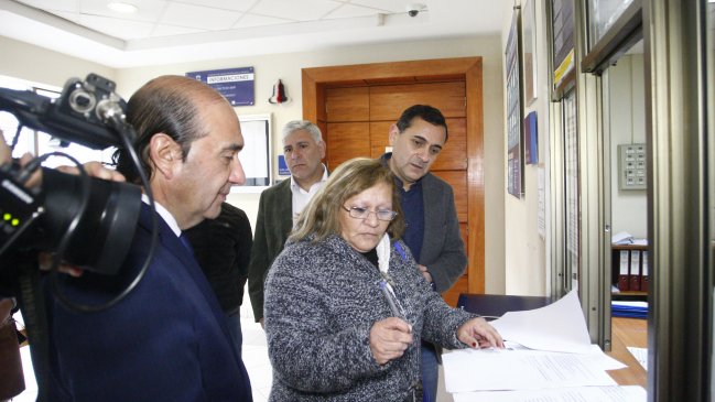 Autoridades y vecinos presentan querella por falsificación de facturas en Curicó