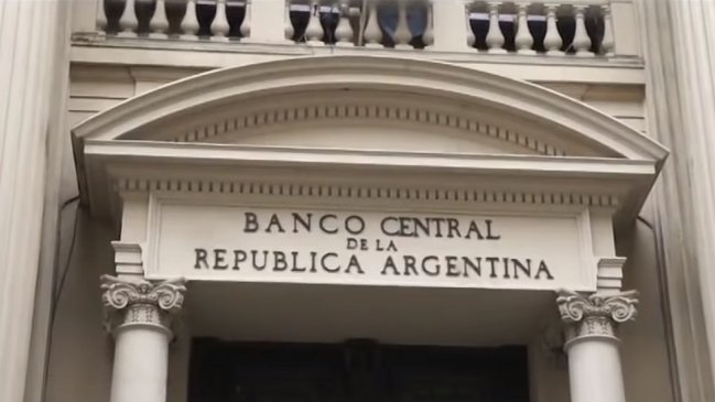 Exigirán autorización previa para comprar dólares y transferir al extranjero en Argentina