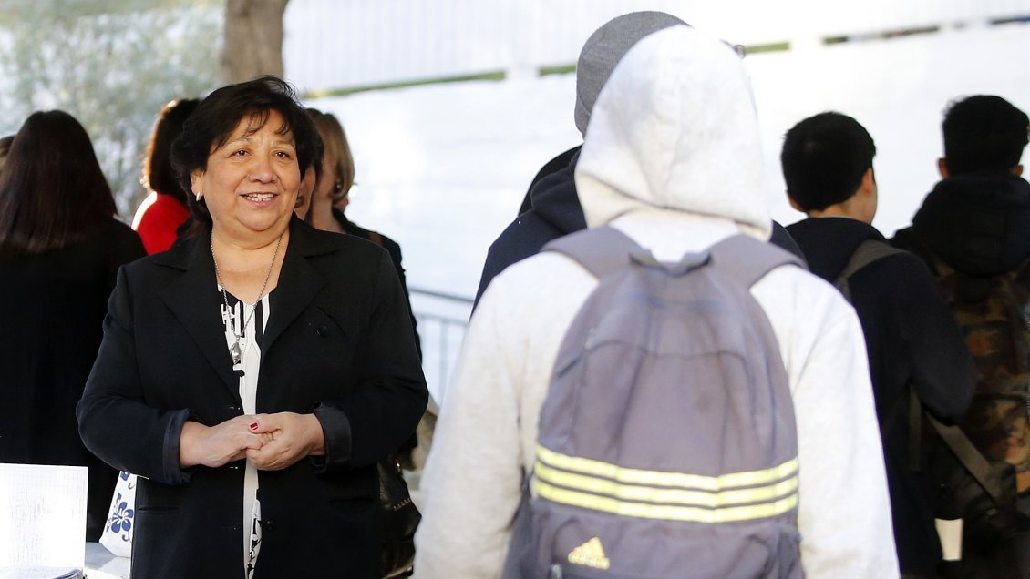 Rectora interina del Instituto Nacional asumió clamando contra la violencia