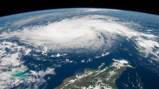 Huracán Dorian azota y descarga su furia sobre las Bahamas