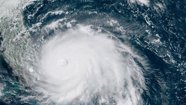 Dorian pierde algo de fuerza sobre Bahamas y baja a categoría 4