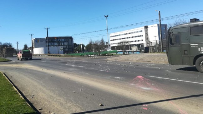 Encapuchados se enfrentaron a Carabineros en Universidad Católica de Temuco