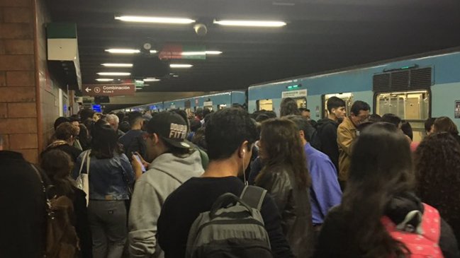 Problema en sistema de puertas mantuvo servicio parcial en la Línea 5