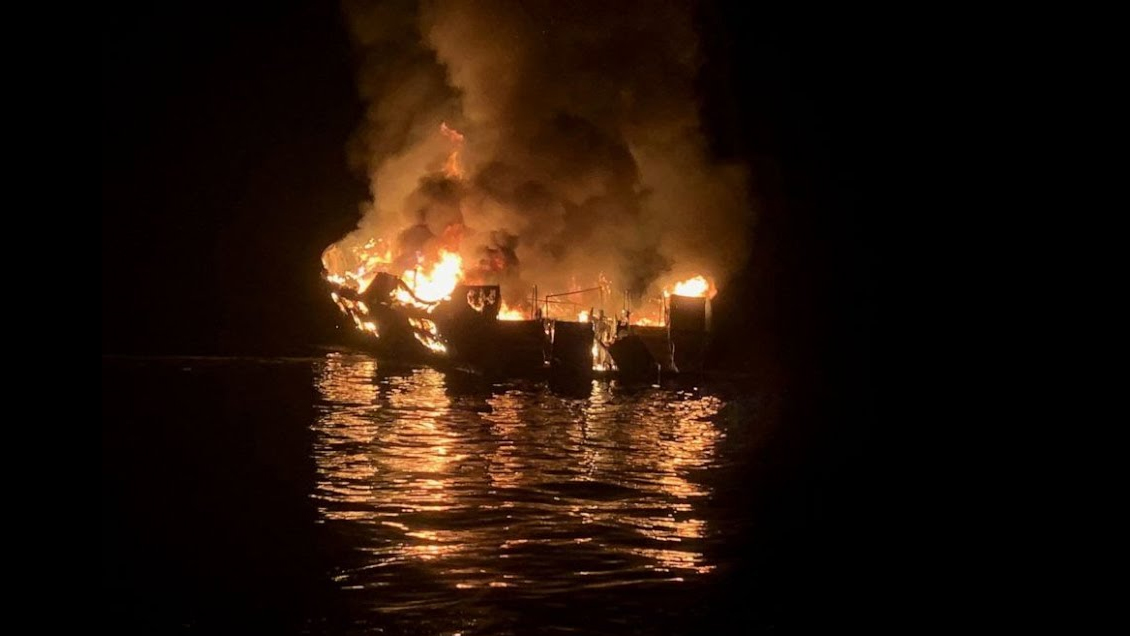 Al menos 20 muertos en bote de buceo incendiado en California