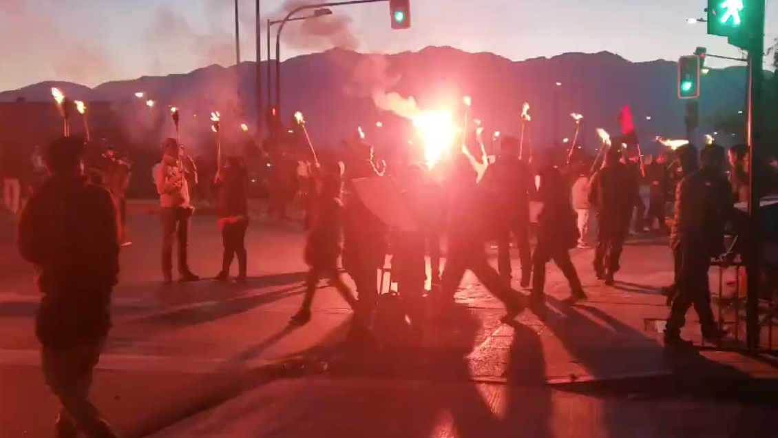 Manifestantes con antorchas cortaron tránsito en distintos puntos de Santiago