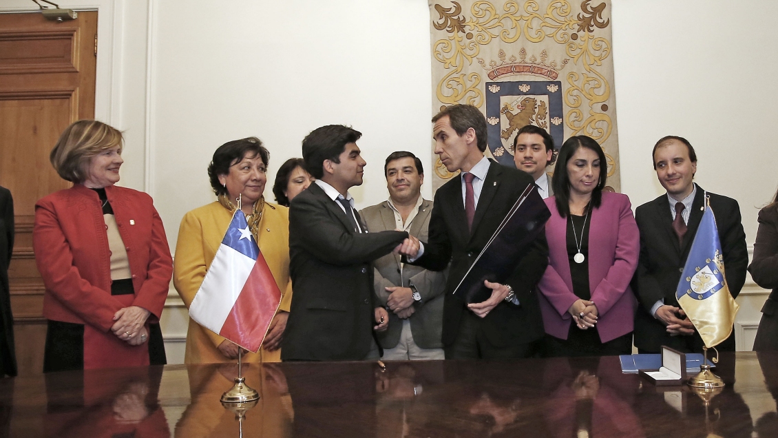 Autoridades y estudiantes sellaron acuerdo por el Instituto Nacional: Contempla el retiro de FFEE