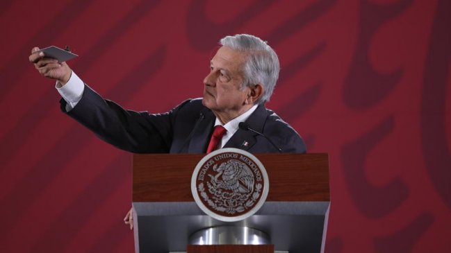 López Obrador mostró cámara espía hallada en el Palacio Nacional de México