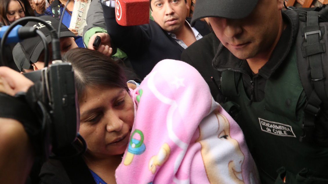 Gendarmes se declaran culpables por parto engrillado de Lorenza Cayuhan