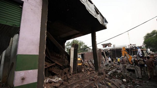Explosión de una fábrica de fuegos artificiales en India dejó 20 muertos