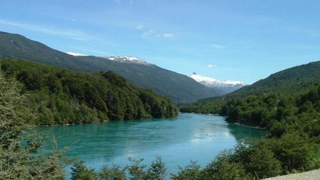 Funcionarios de Carabineros rescataron cadáver desde el río Baker