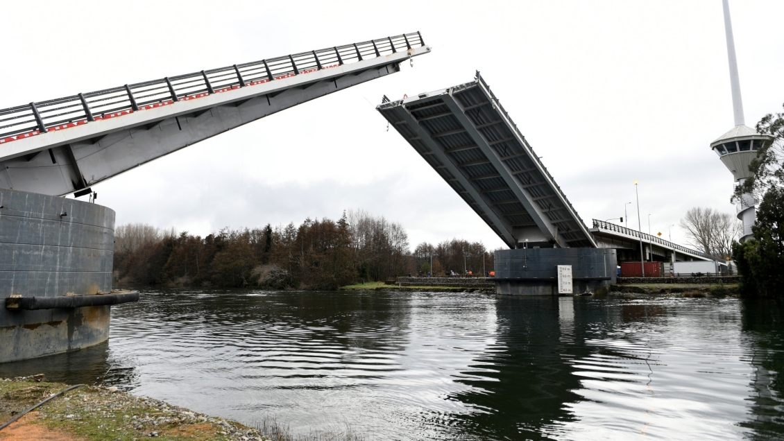 Justicia exculpó a constructora española: Puente Cau Cau tenía problemas de diseño