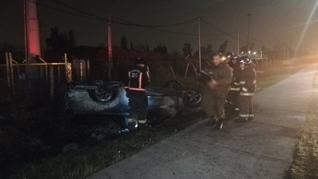 Una camioneta volcó y se incendió en el Acceso Sur