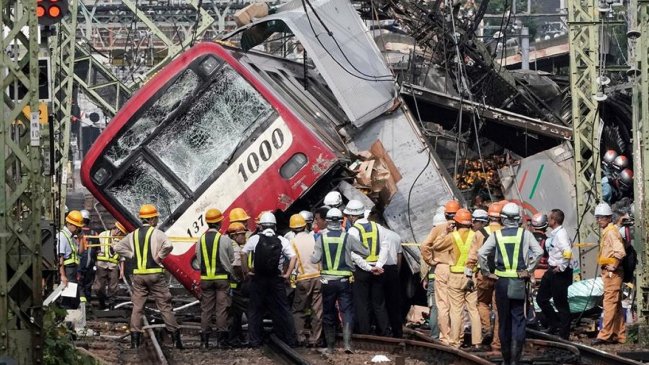 Un muerto y más de 30 heridos al chocar un tren con un camión en Japón