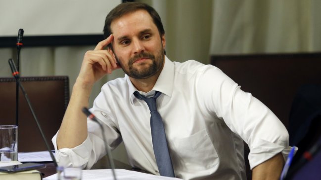 Bellolio ironiza ante críticas del embajador chino: 