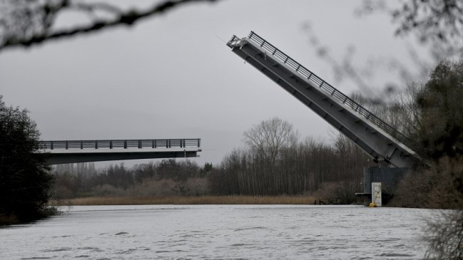 MOP: Constructora del puente Cau Cau debió darse cuenta de la falla