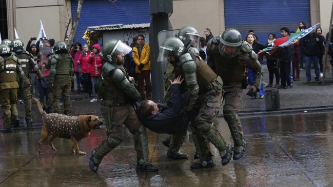 Protesta nacional: Casi un centenar de personas fue detenida durante manifestación en Santiago