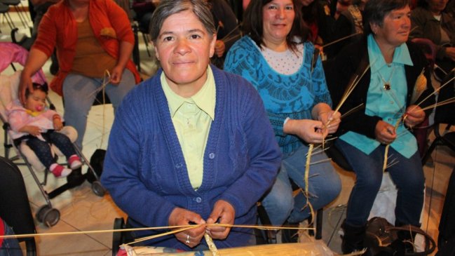 Colchanderas de Ninhue constituyen comité para preservar su ancestral oficio