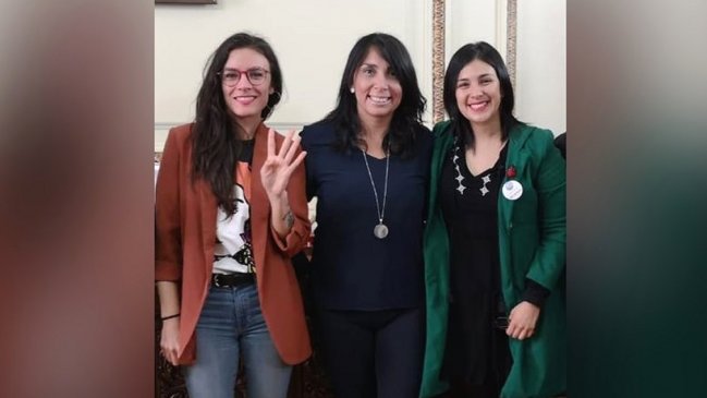Karla Rubilar reafirmó lealtad piñerista tras foto y sonrisas con diputadas comunistas