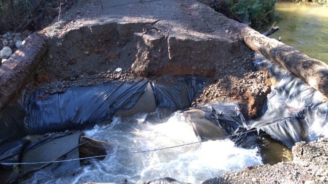 Diez familias permanecen aisladas en Loncoche tras colapso de puente recién construido