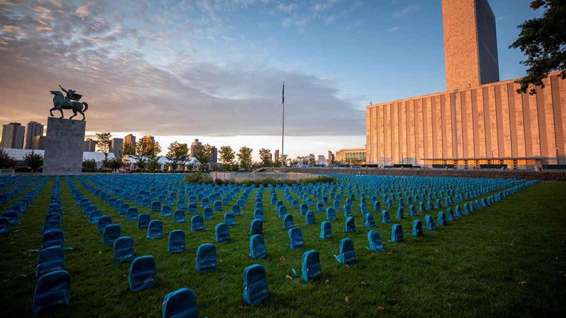 Unicef recuerda a niños muertos en guerras con cementerio de mochilas