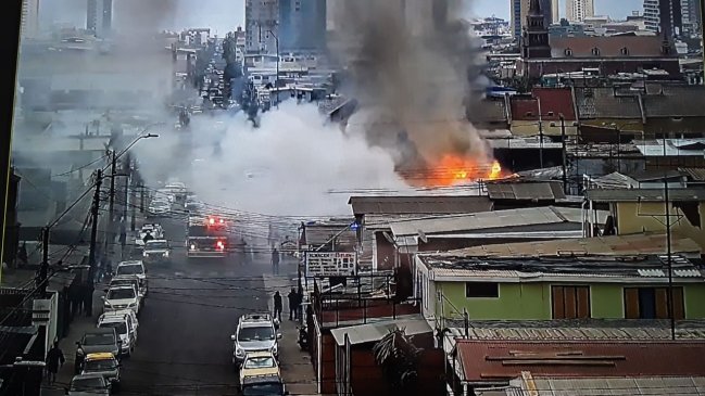 Incendio afectó el segundo piso de una vivienda en Iquique