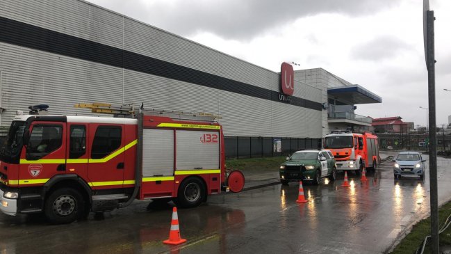 Puerto Montt: Principio de incendio afectó a supermercado Unimarc La Paloma