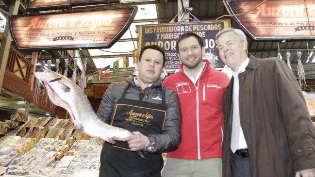 Embajador de Estados Unidos visitó Angelmó donde conoció productos del mar y del agro