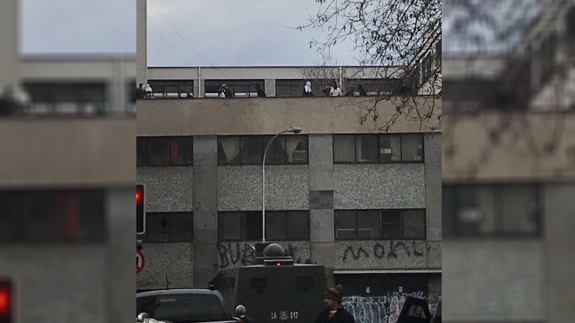 Carabineros nuevamente ingresó al Instituto Nacional por incidentes