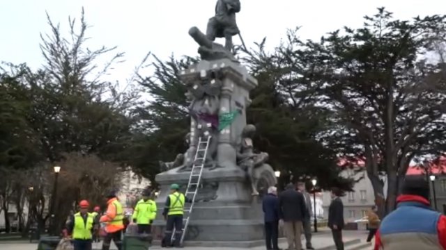 Municipio pide deportar a francesa acusada de dañar emblemático monumento en Punta Arenas
