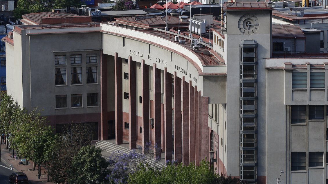 Polémica entre Providencia y Recoleta por feria artesanal frente a la U. de Chile