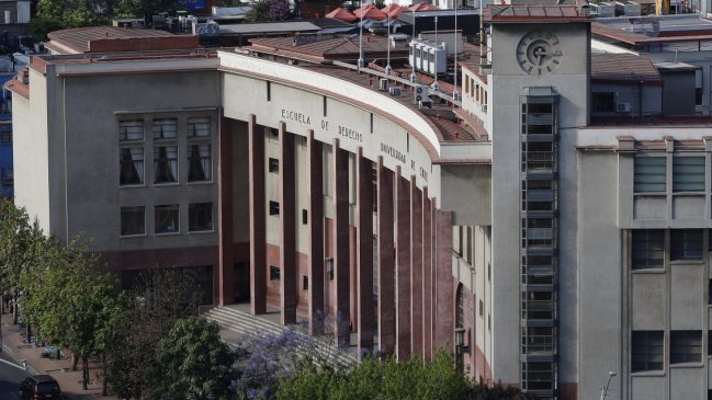 Polémica entre Providencia y Recoleta por feria artesanal frente a la U. de Chile