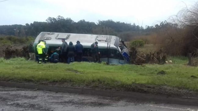 Micro chocó y cayó a una zanja en Hualpén