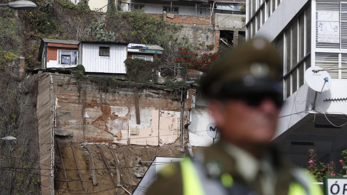 Valparaíso: Familia de víctimas del derrumbe dice que Carabineros no le ha devuelto un dinero