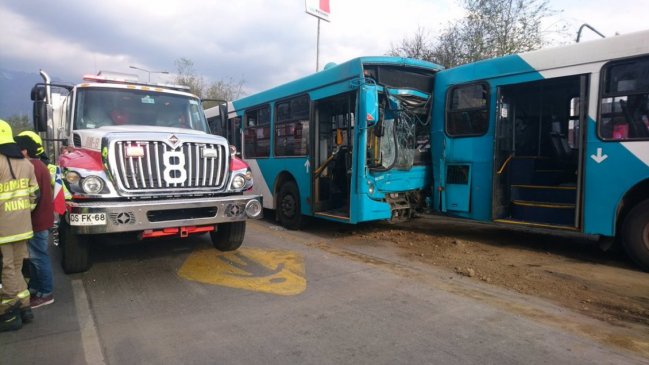Colisión de dos micros deja veintena de heridos en Peñalolén