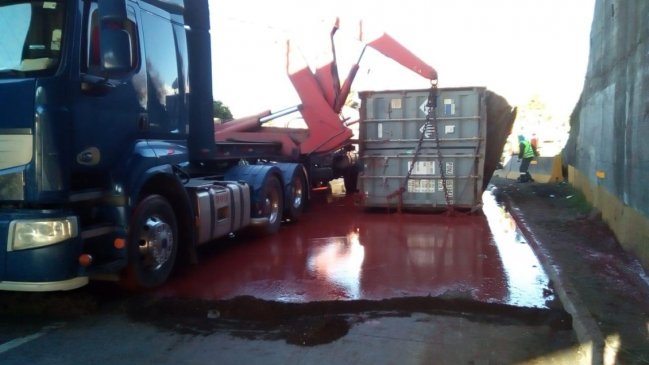 Volcamiento de container con pintura provoca alta congestión en ruta Concepción-Talcahuano
