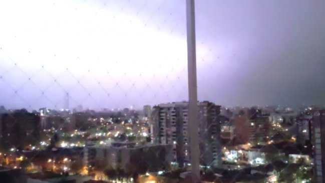 Rayos, truenos, lluvia y caída de granizo en varias comunas de Santiago