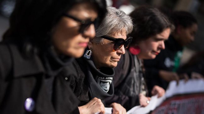 Mujeres vestidas de luto recorrieron ex centros de tortura de la dictadura