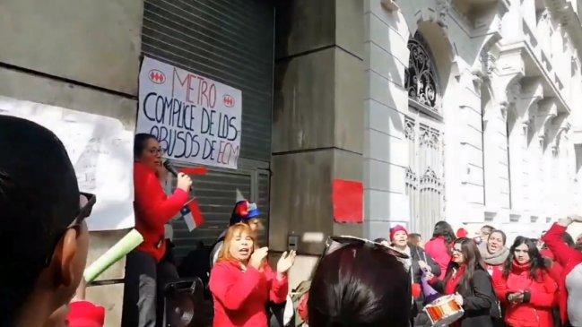 Cajeros protestan frente a las oficinas de Metro en primer día de huelga