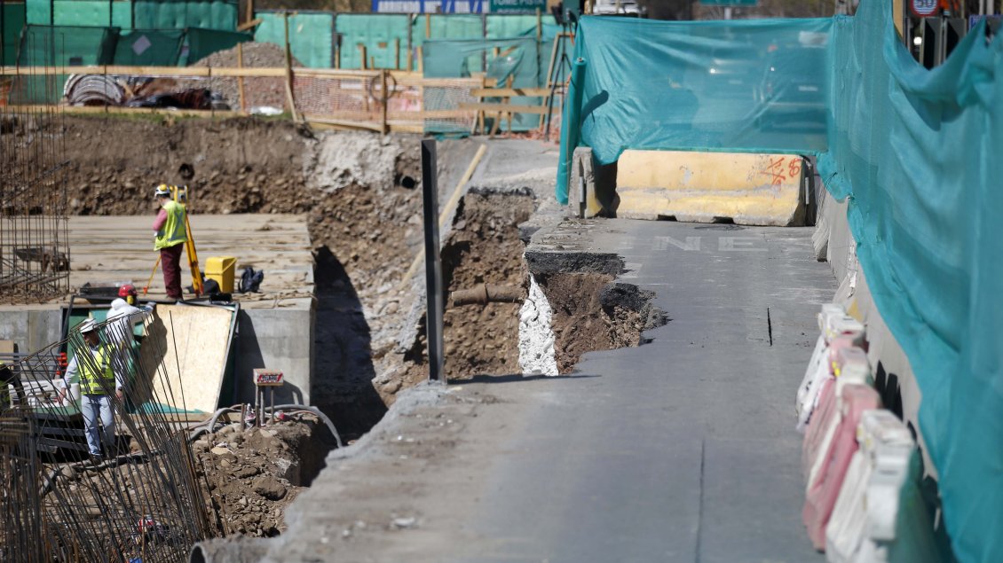 Socavón en obras de Vespucio Oriente causa gran congestión en Las Condes