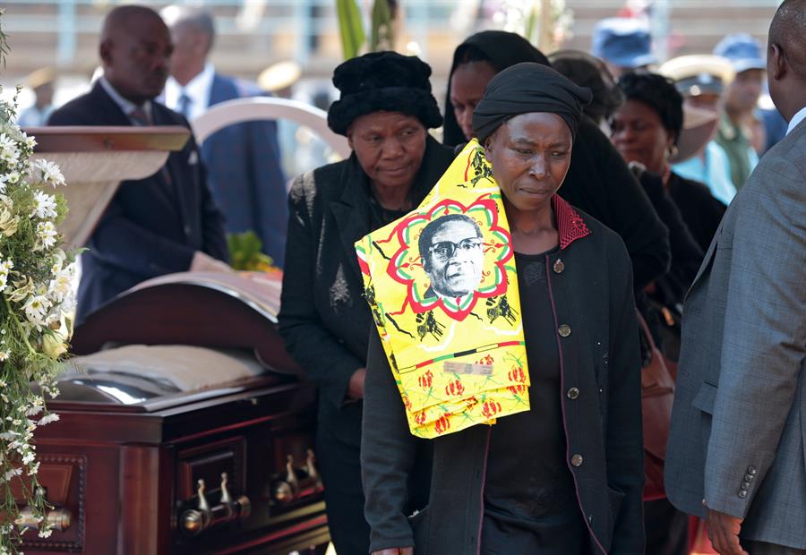 Zimbabue rinde multitudinario funeral de Estado a su ex presidente Robert Mugabe