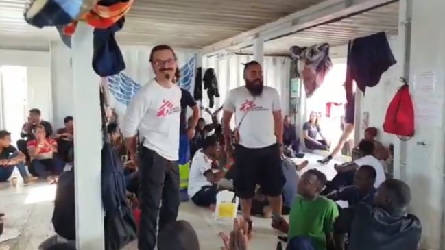  Los 82 migrantes del Ocean Viking desembarcaron en isla italiana  