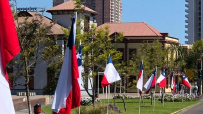 Insólito robo en Antofagasta: Desaparecieron las banderas colocadas en el borde costero