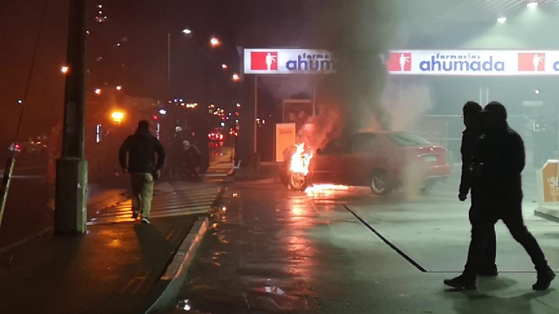 Un auto terminó quemado en una bencinera de Concepción